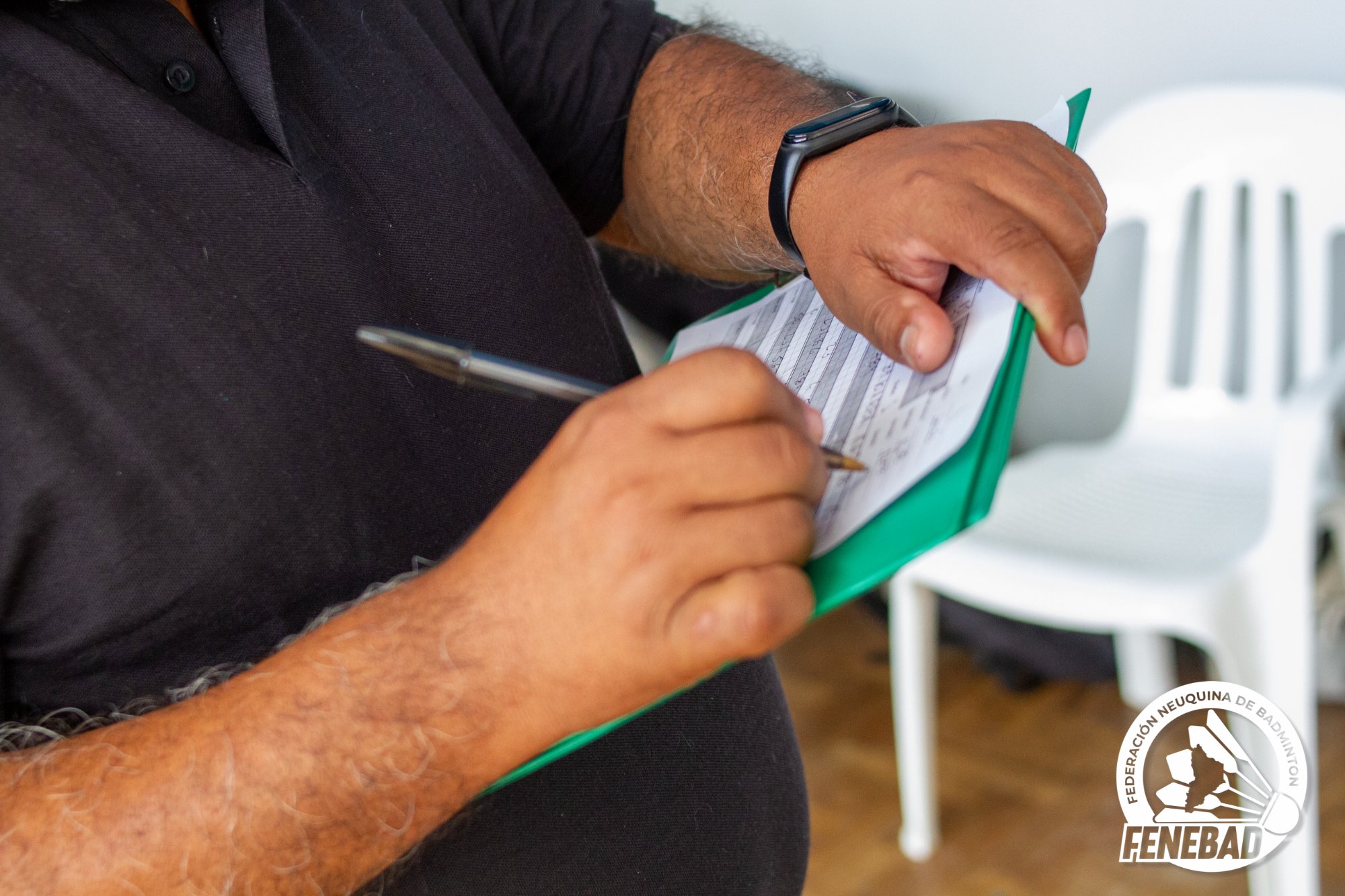 Árbitro del circuito revisando planilla durante un torneo