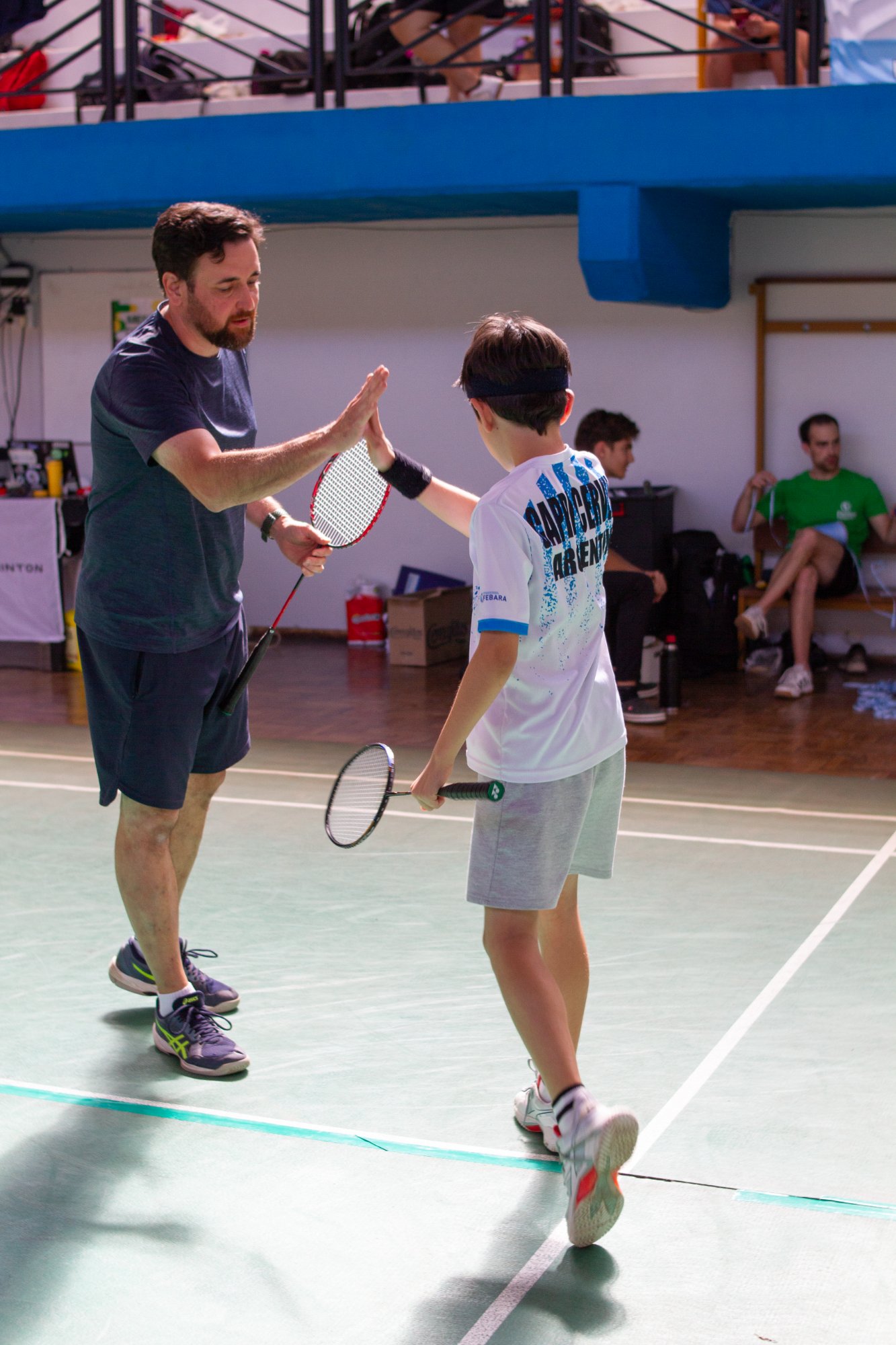 Jugadores chocando las manos en señal de espíritu deportivo