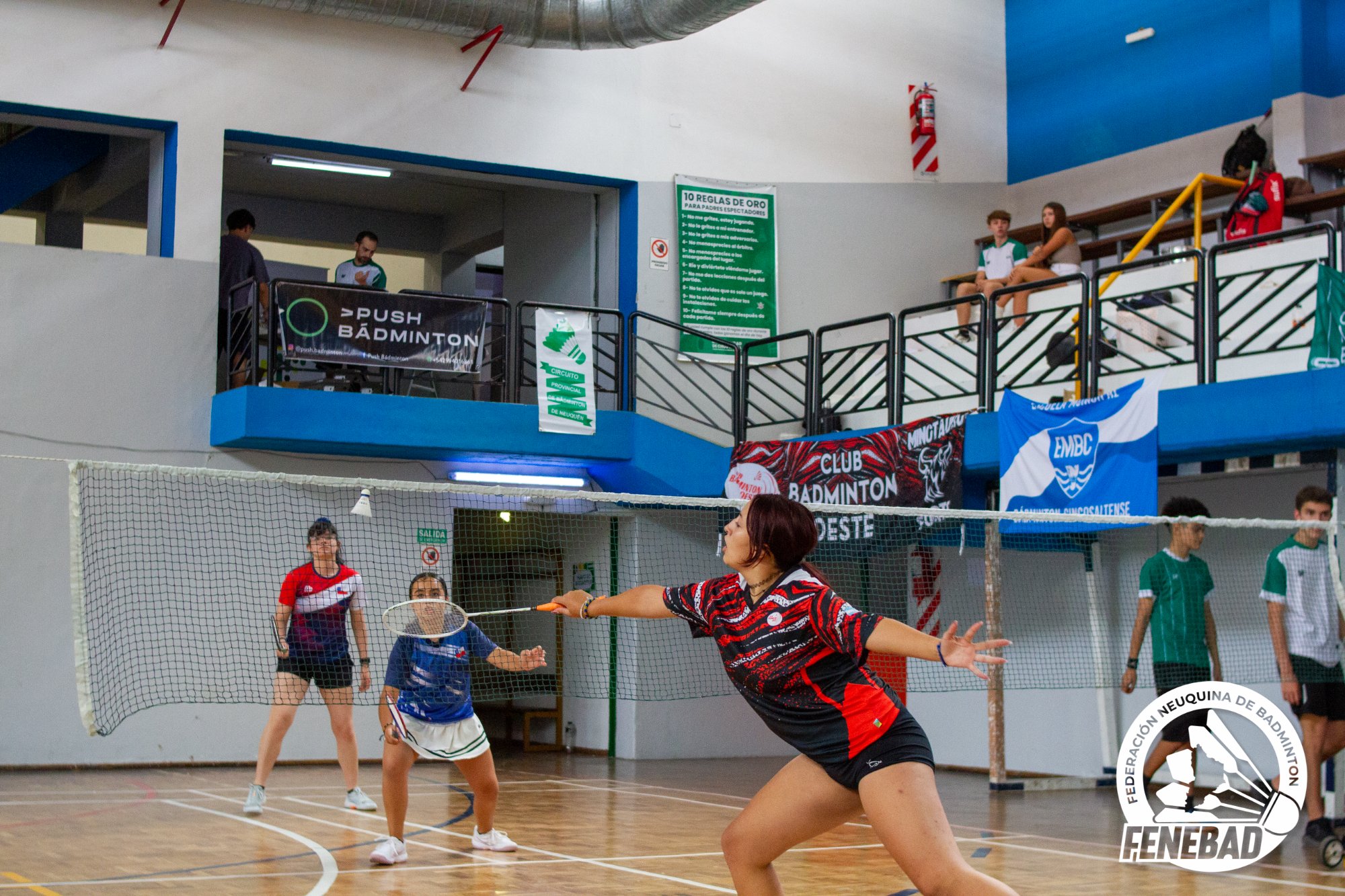 Partido de dobles mixto durante un torneo del circuito